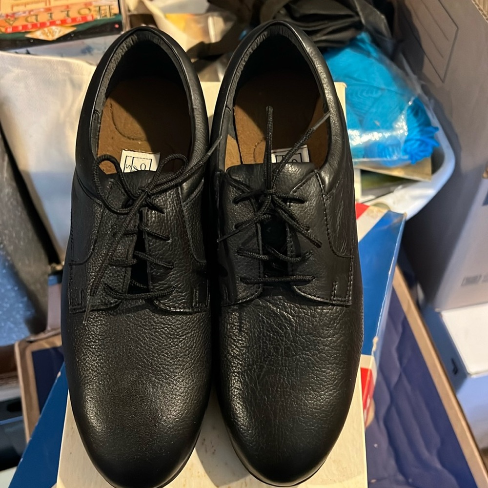 Like new women’s Worthington sport size 9. Medium shoes in black